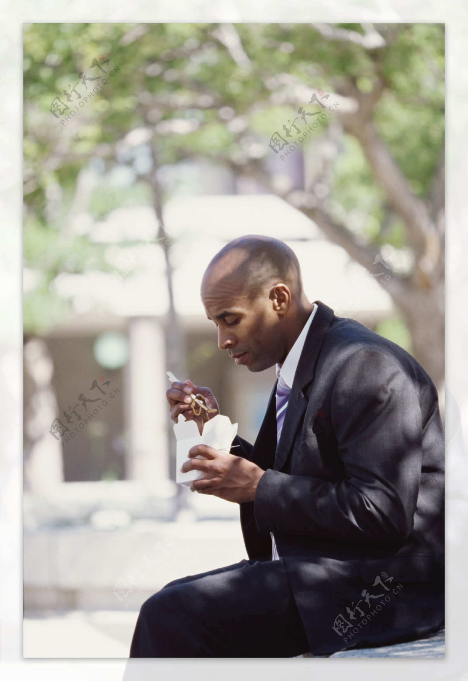 吃快餐的商务男性图片
