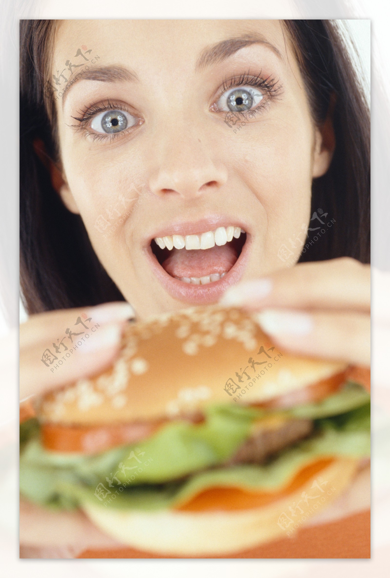 张嘴吃汉堡的国外女人图片图片
