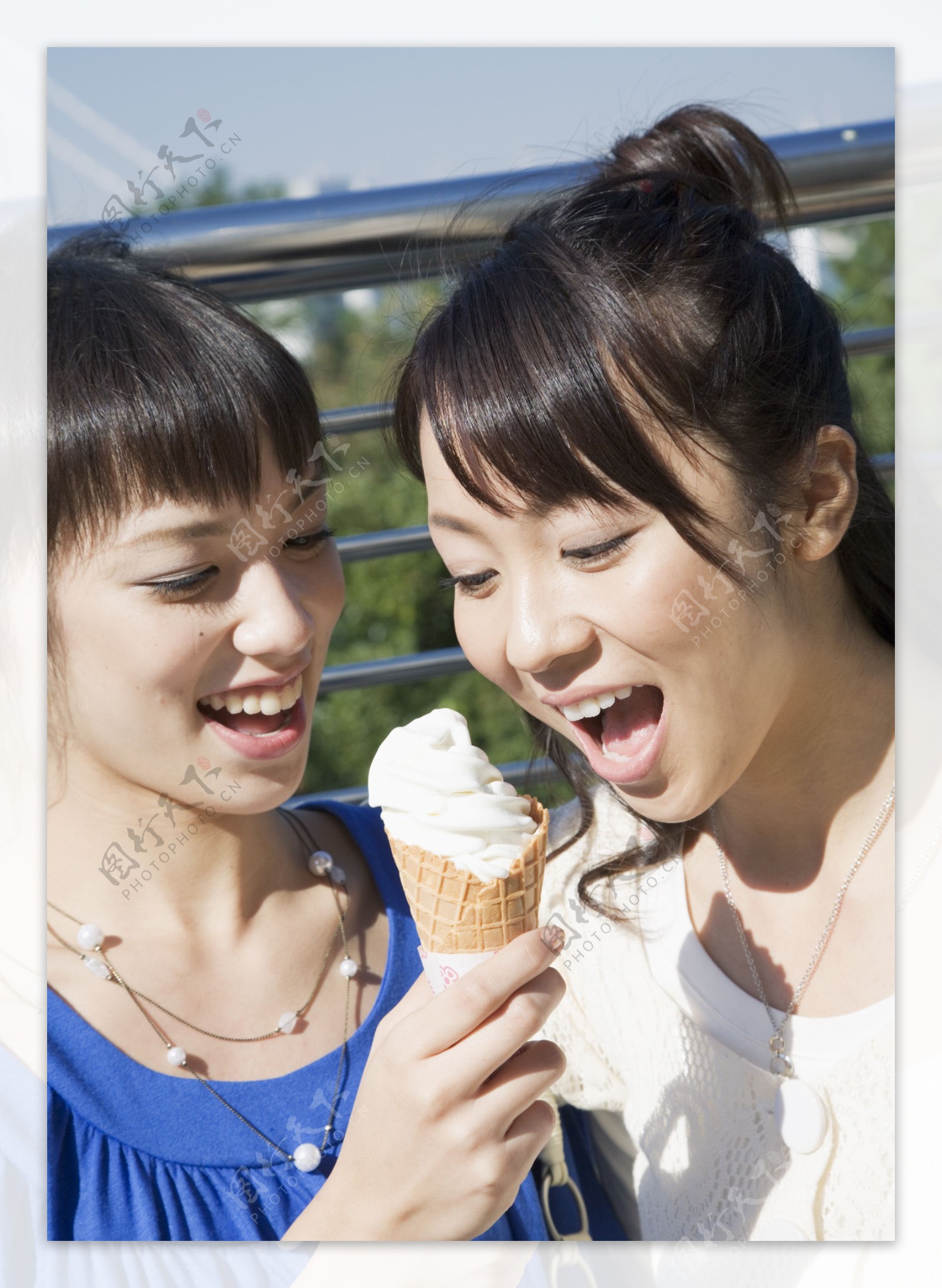 吃冰激凌的快乐女孩图片图片