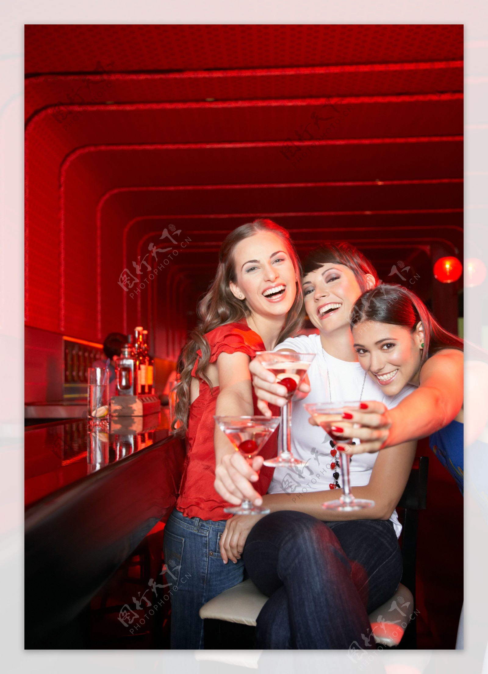 酒吧喝酒的性感美女图片