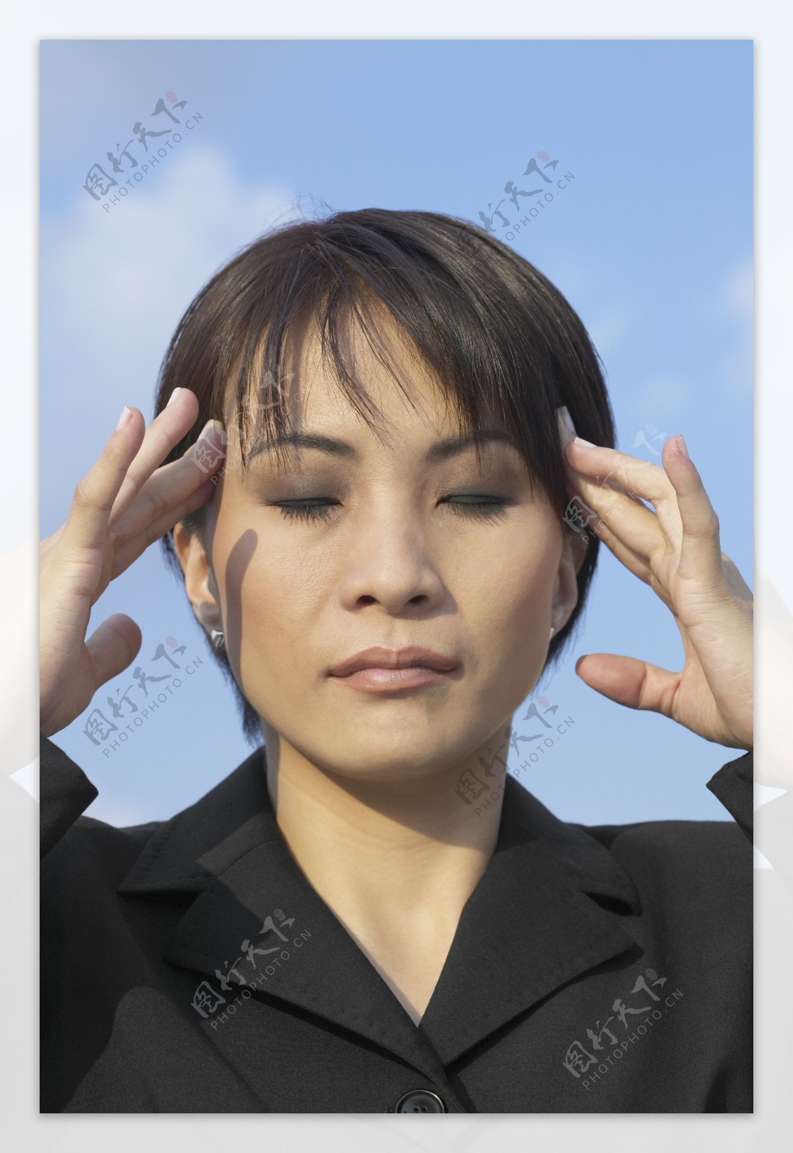 头疼的商务女性图片