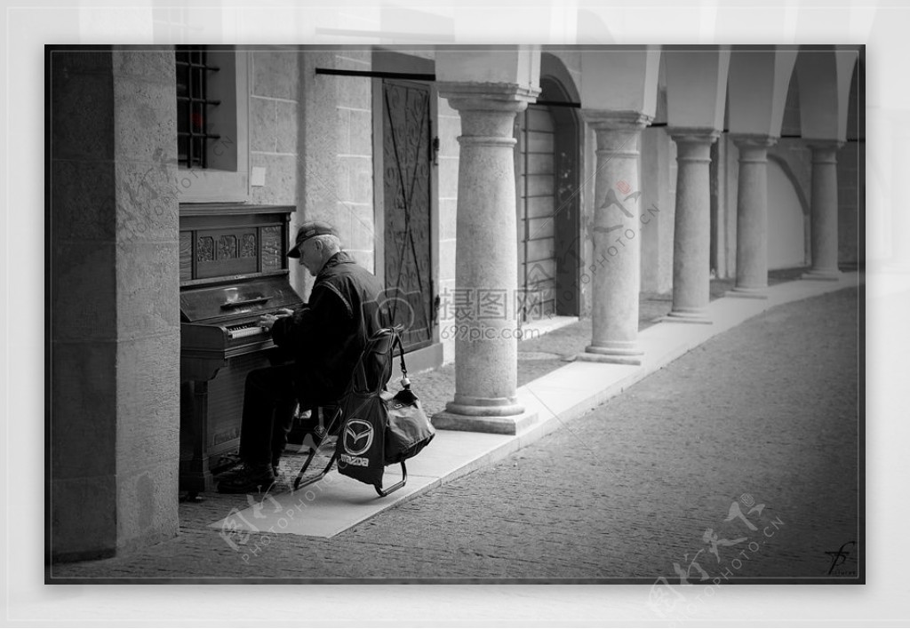 街角弹琴的老人
