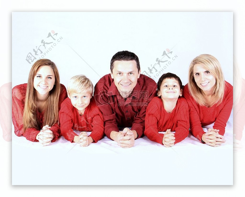 穿红衣服的一家人