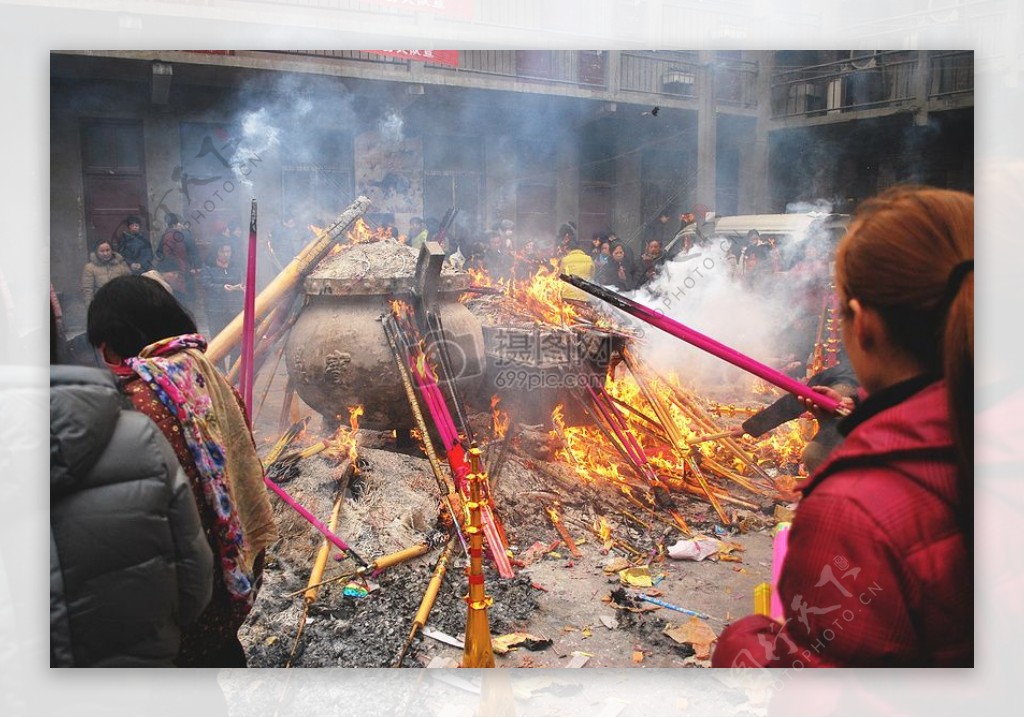 正在祈祷的人们