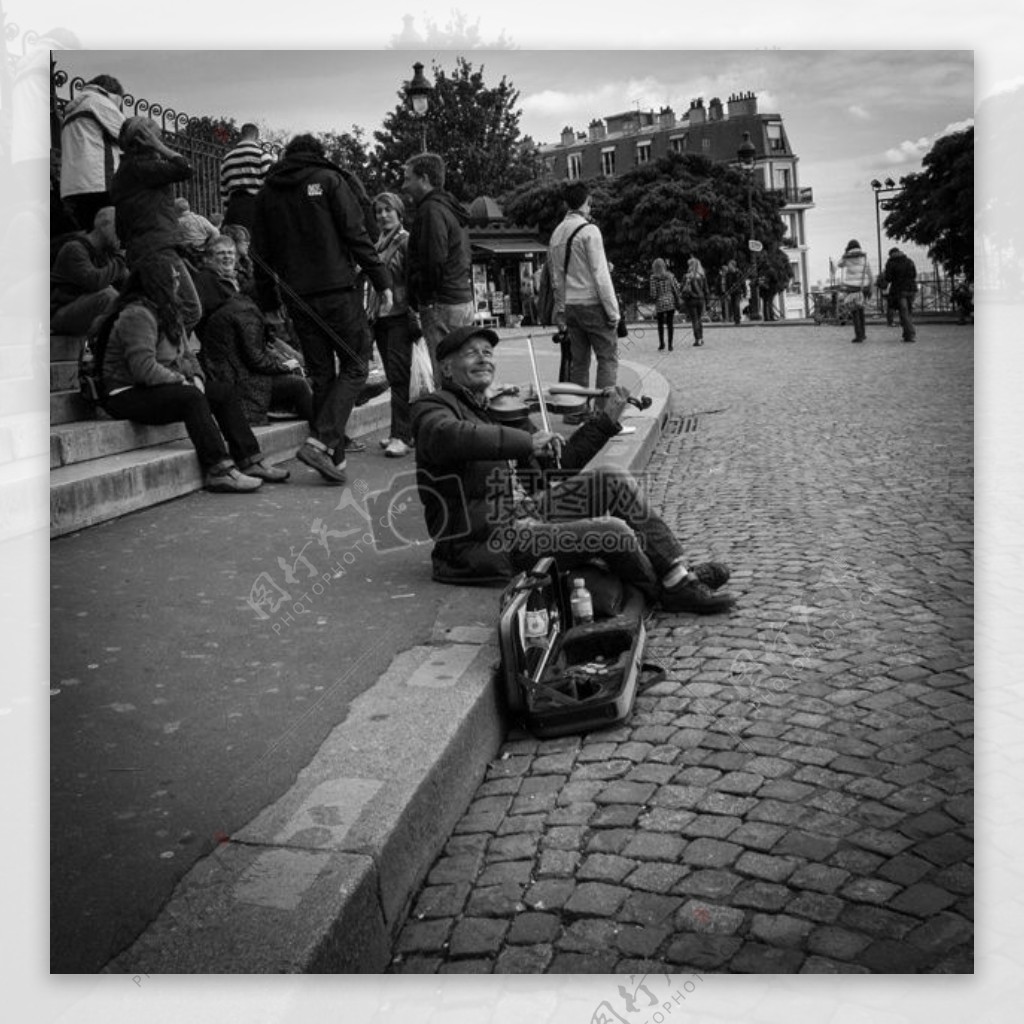 巴黎蒙马特街头音乐家