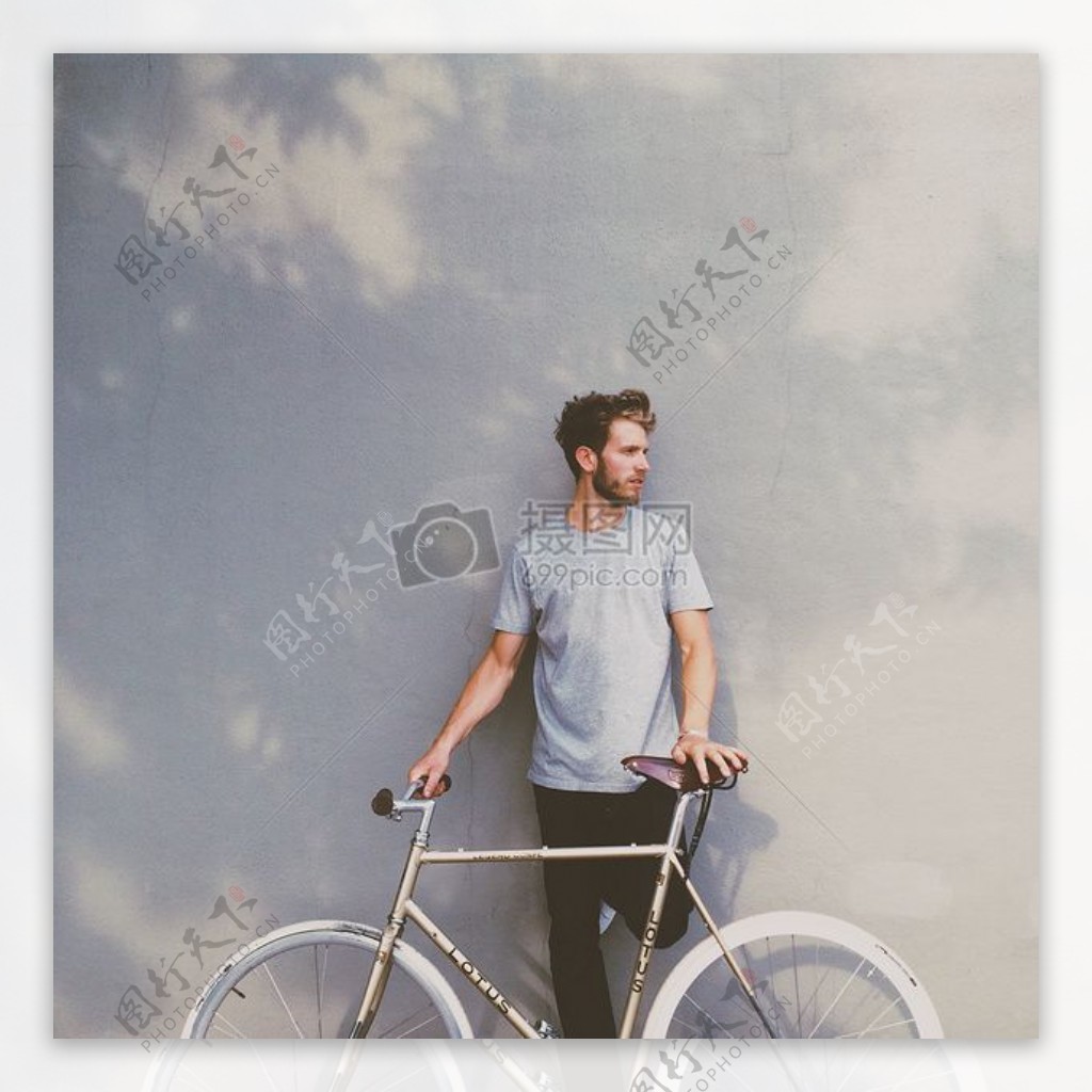 手扶自行车的年轻男子