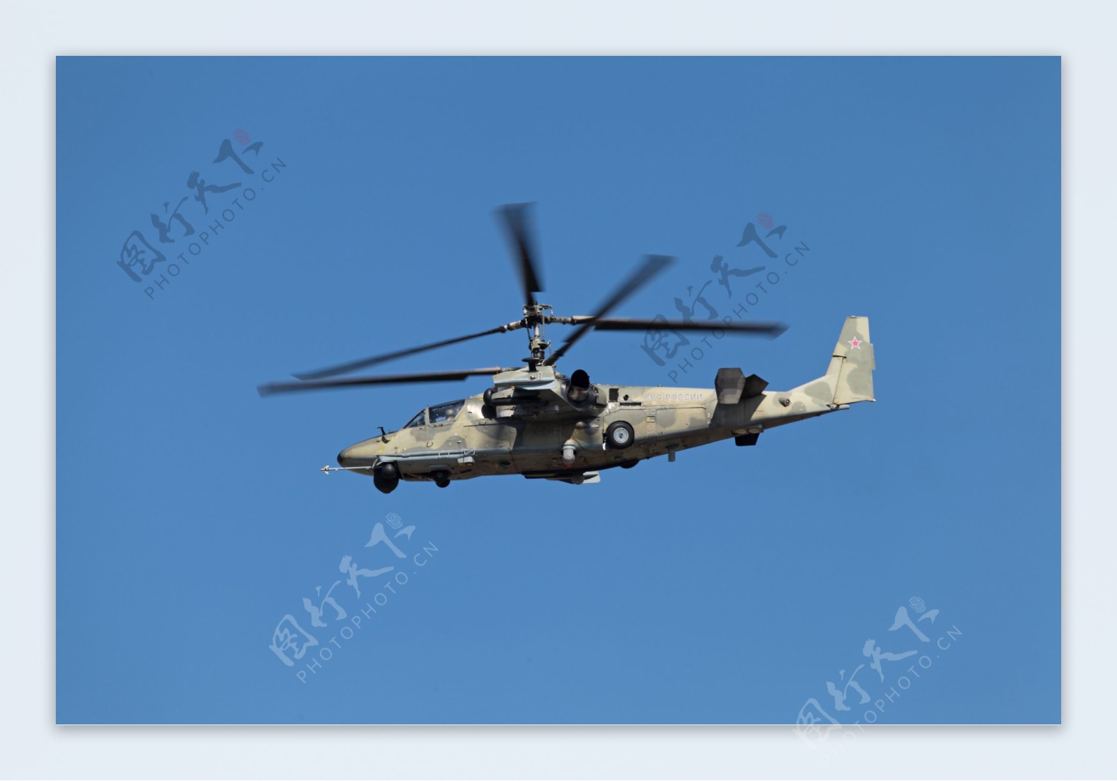 蓝天上的军用直升机图片