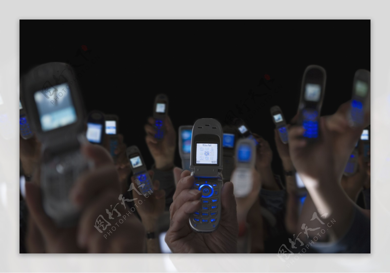 一群人手中拿着手机图片