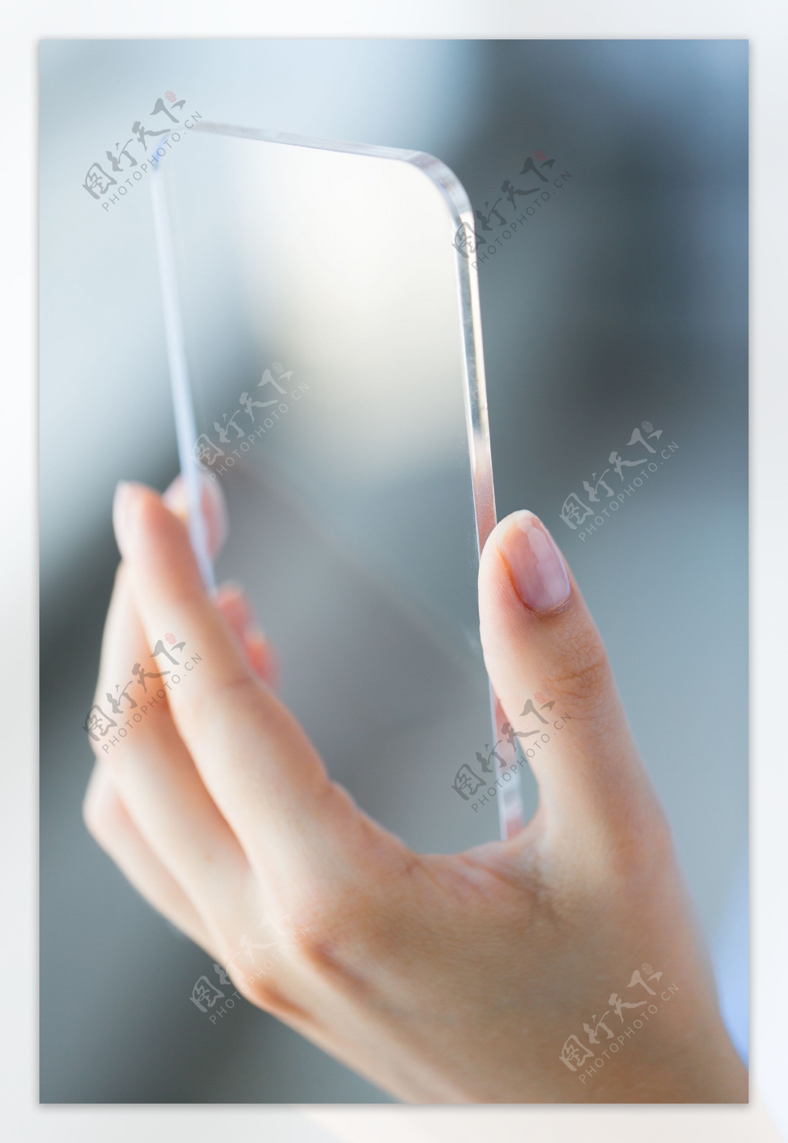 展示透明手机的人图片