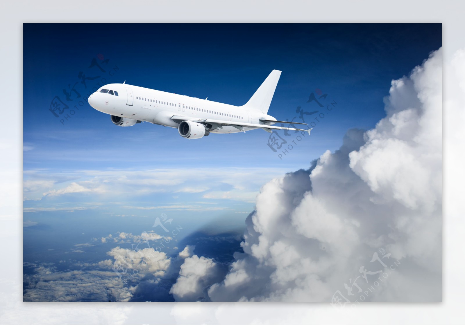 飞出云层的飞机图片