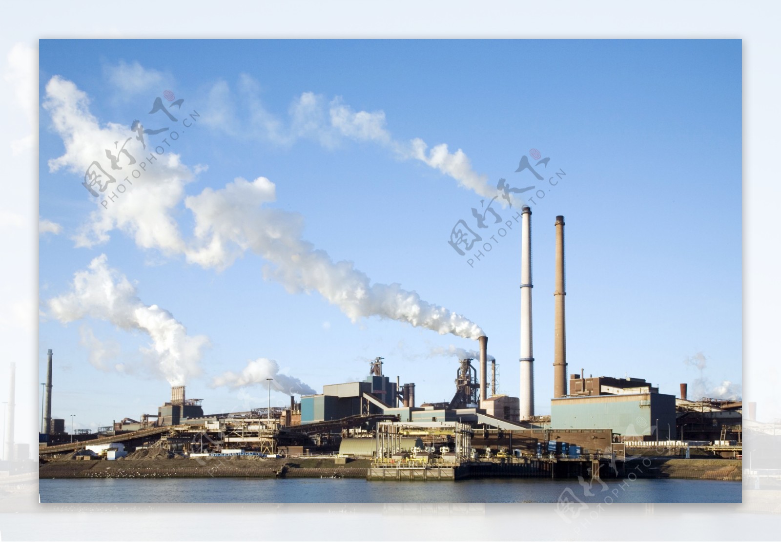 河边工厂生产环境图片
