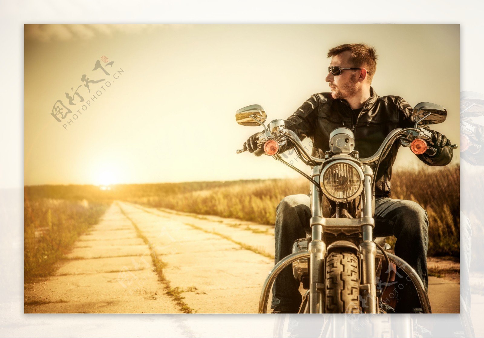 乡间道路上骑摩托车的男人图片