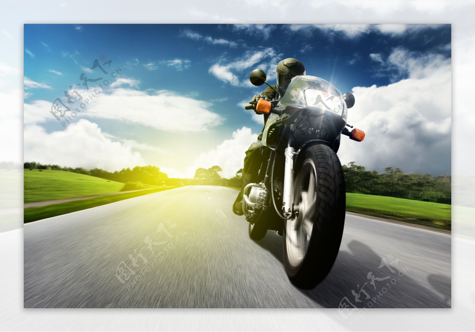 高速行驶的摩托车图片图片