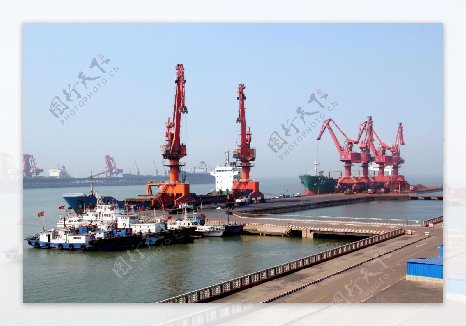 工业生产港口吊车图片