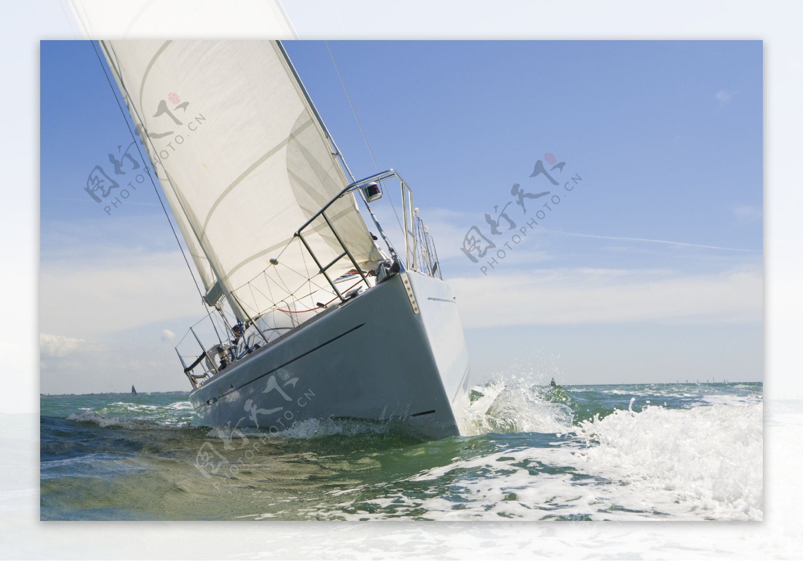大海中行驶的帆船图片