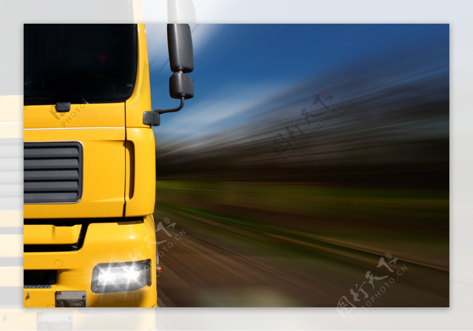 高速行驶的黄色大型货车图片图片