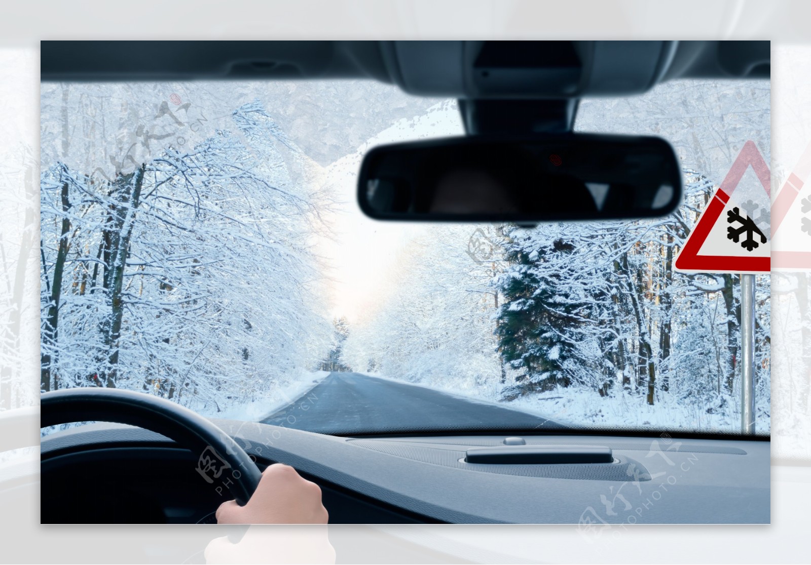 开车的人物与雪景图片