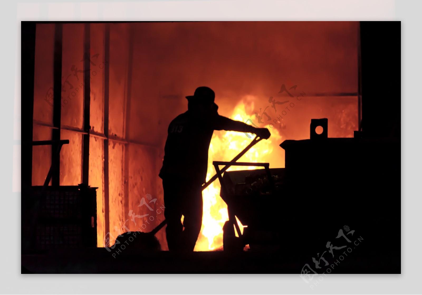施工作业的钢铁工人图片