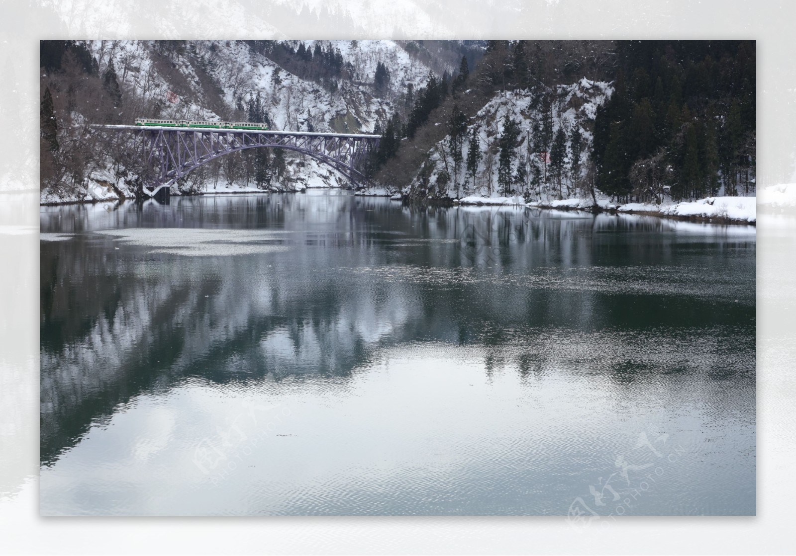 雪景铁道桥图片