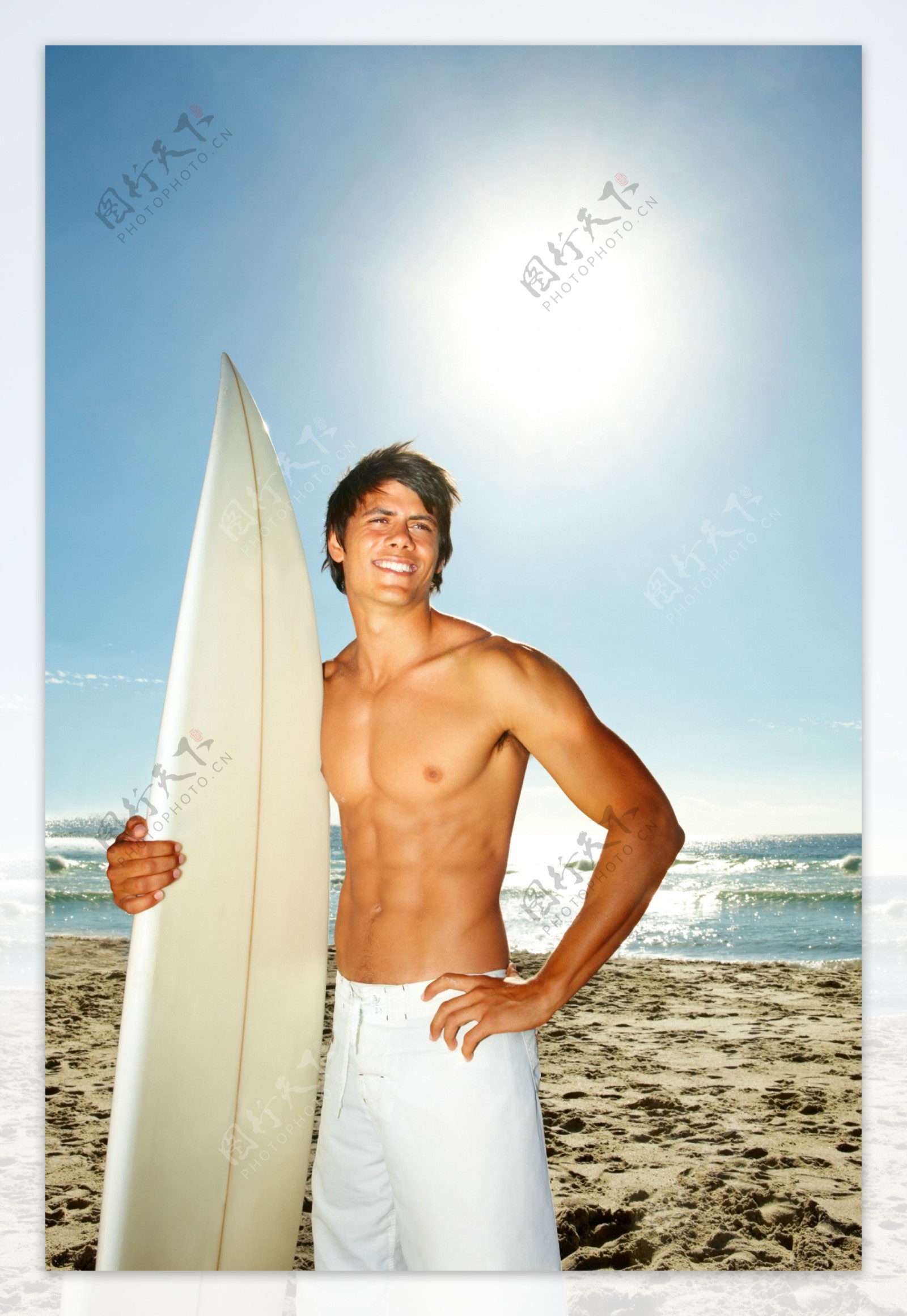抱着冲浪板的外国男性高清图片