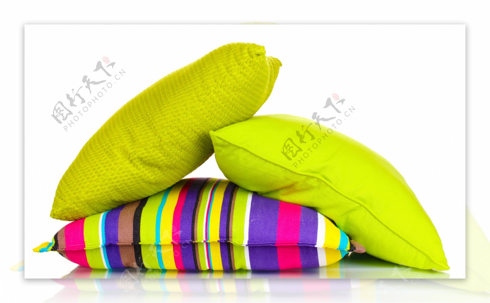绿色枕头与彩色枕头