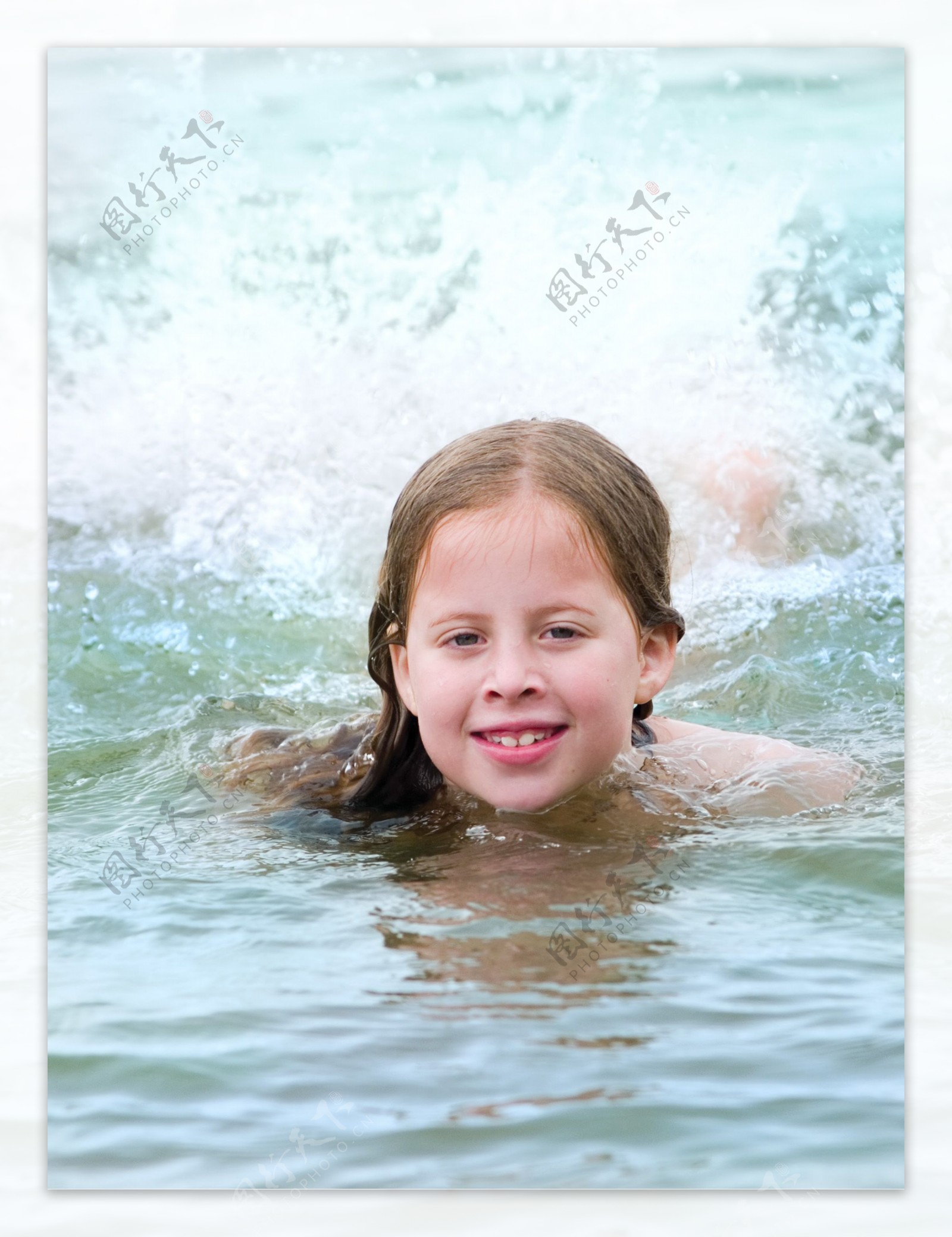 女子游泳在海