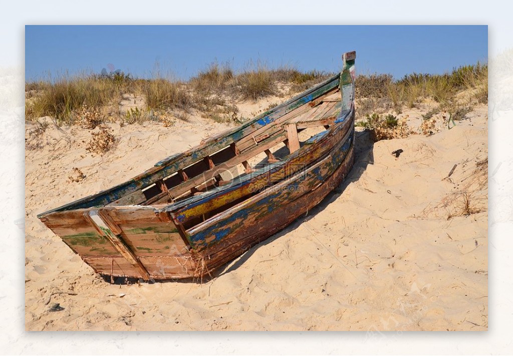沙滩上的旧船