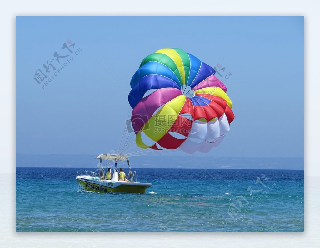 海上小艇上张开的滑翔伞