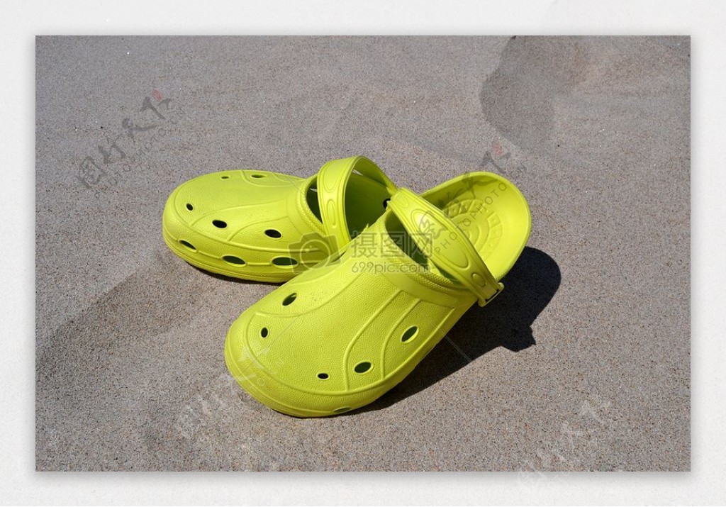 沙滩上的鞋子