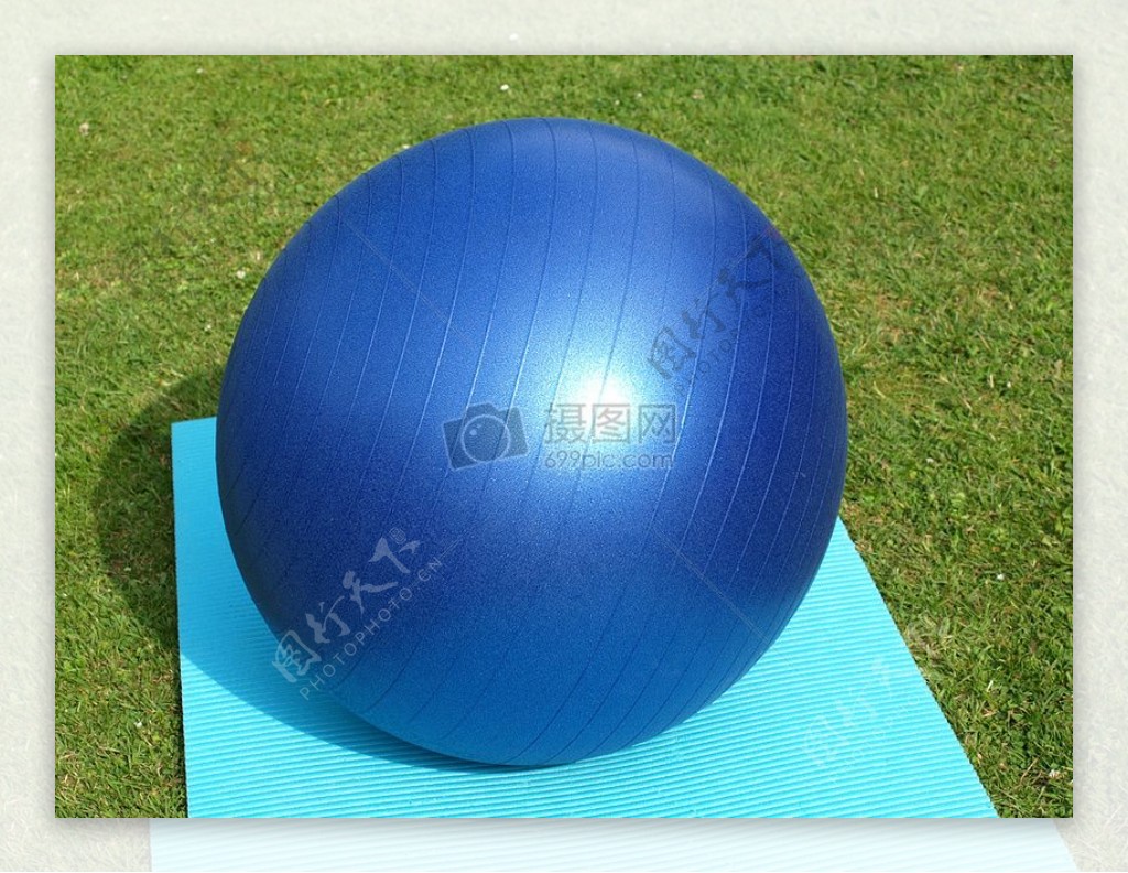 草地上蓝色的球