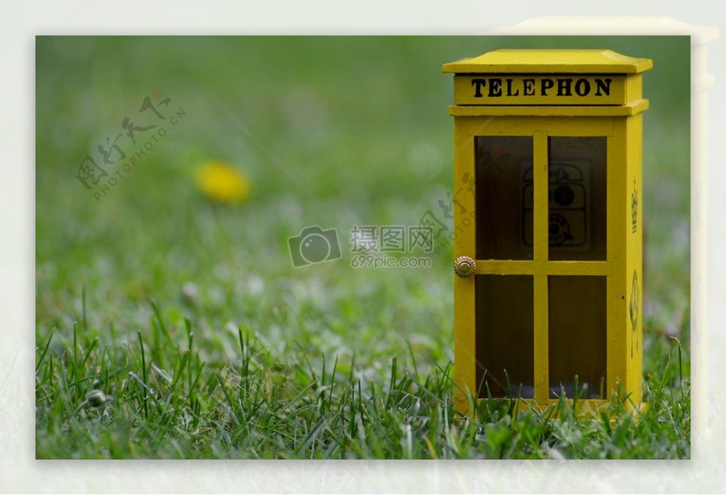 放在草坪上的电话亭