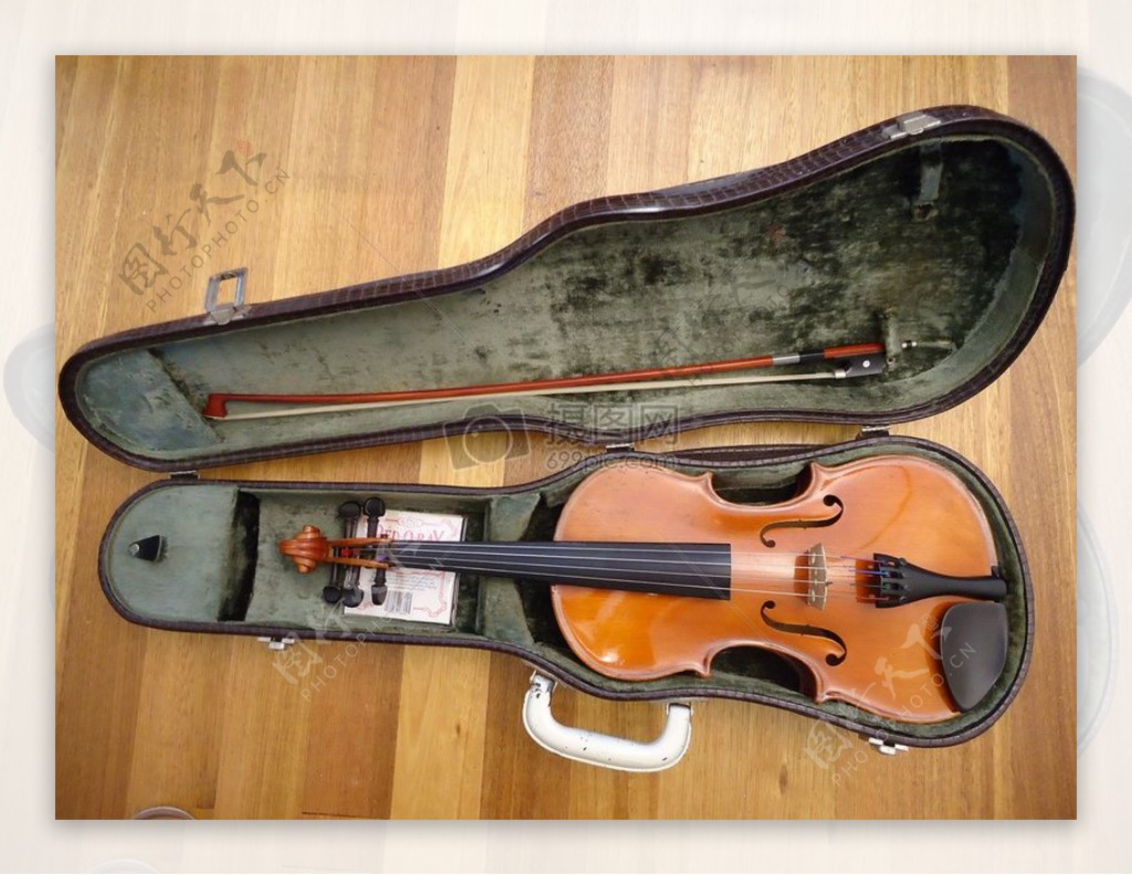 放在地面的小提琴