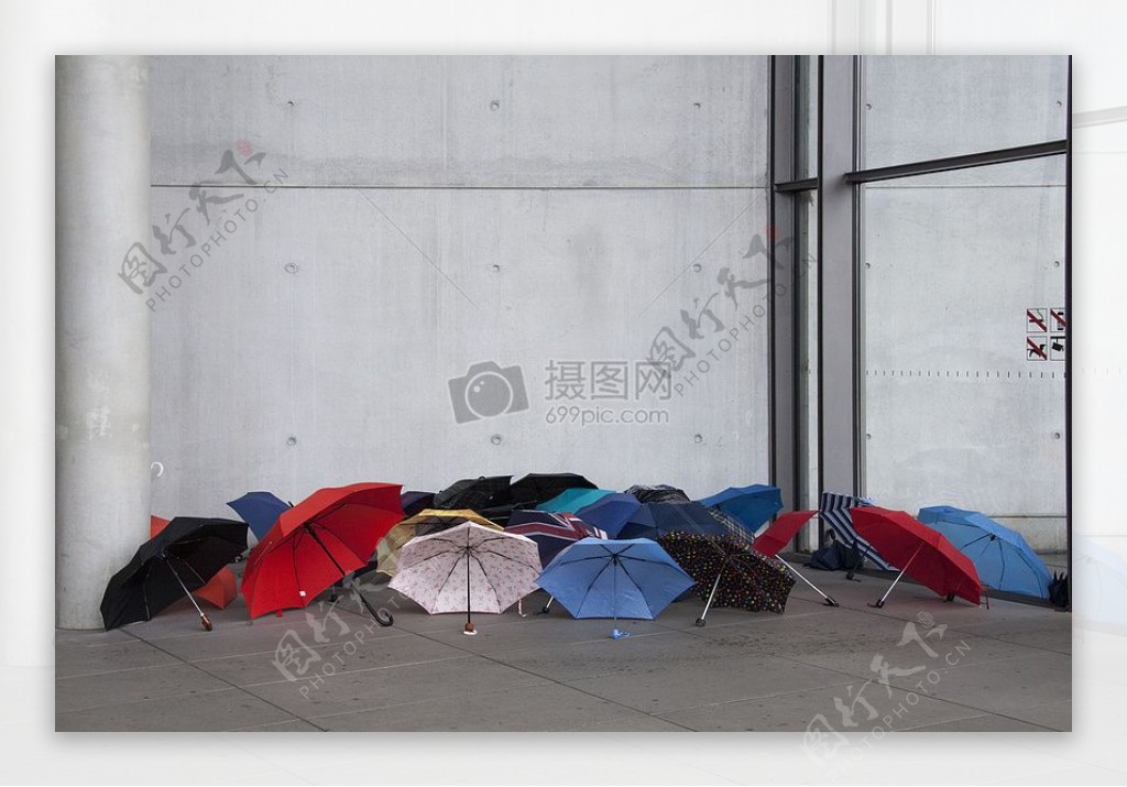 墙角的彩色雨伞