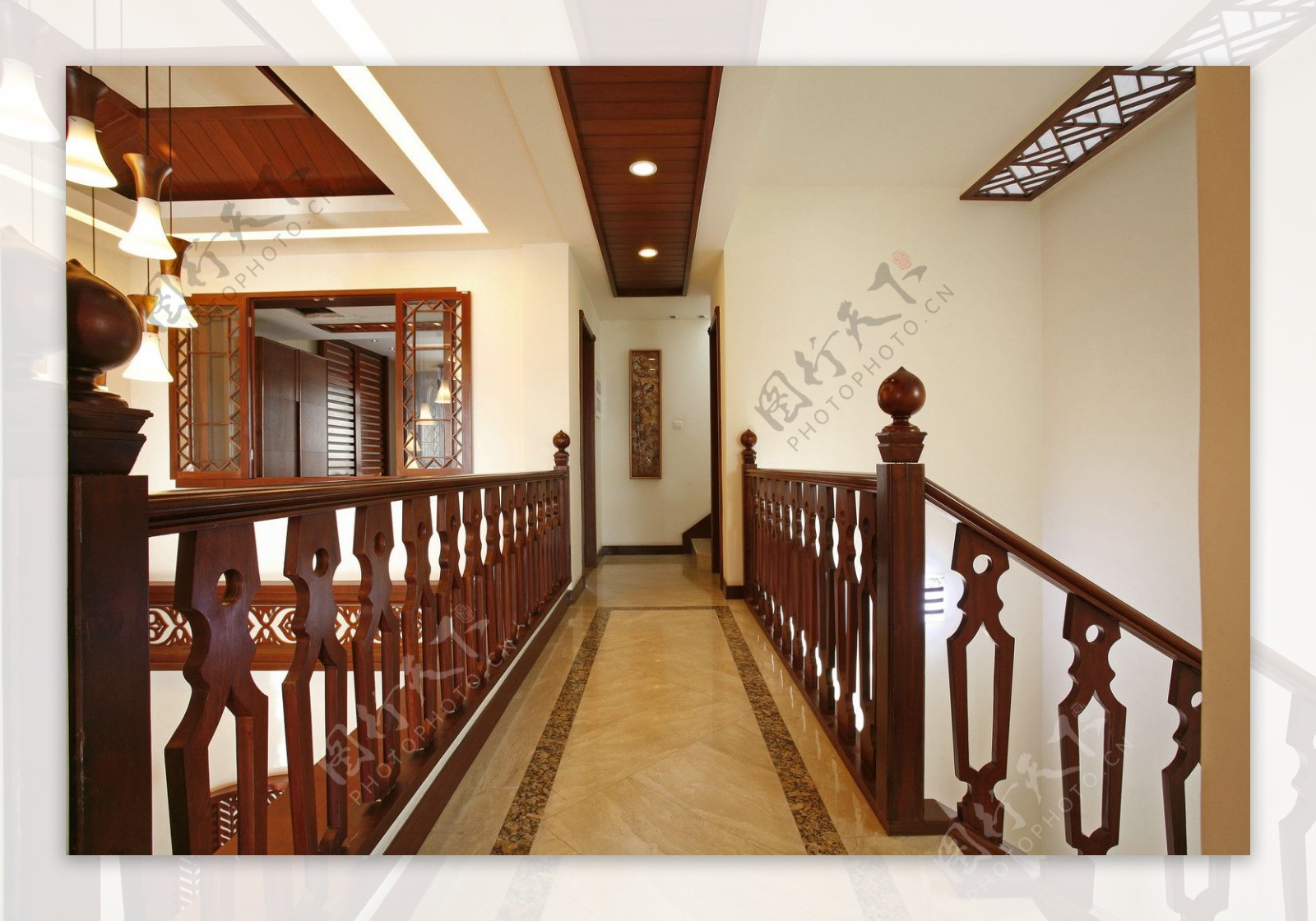 中式客厅走廊木制栏杆室内装修效果图