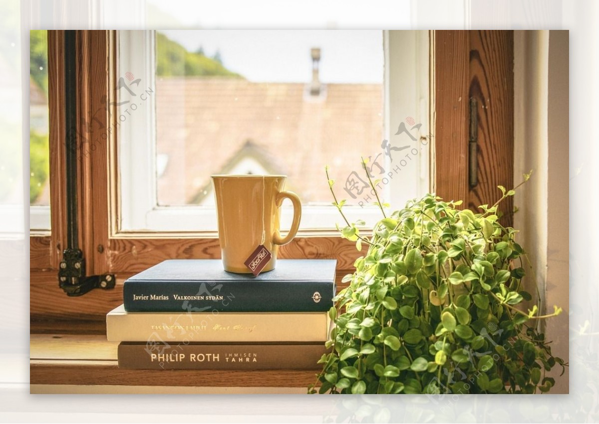 窗台上的书与咖啡