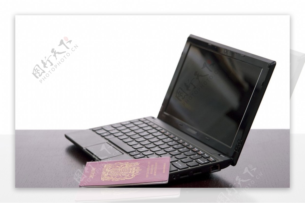 笔记本电脑和护照