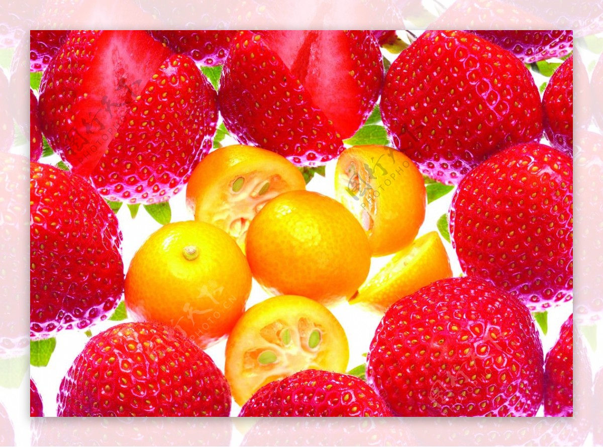 被草莓包围的黄色水果