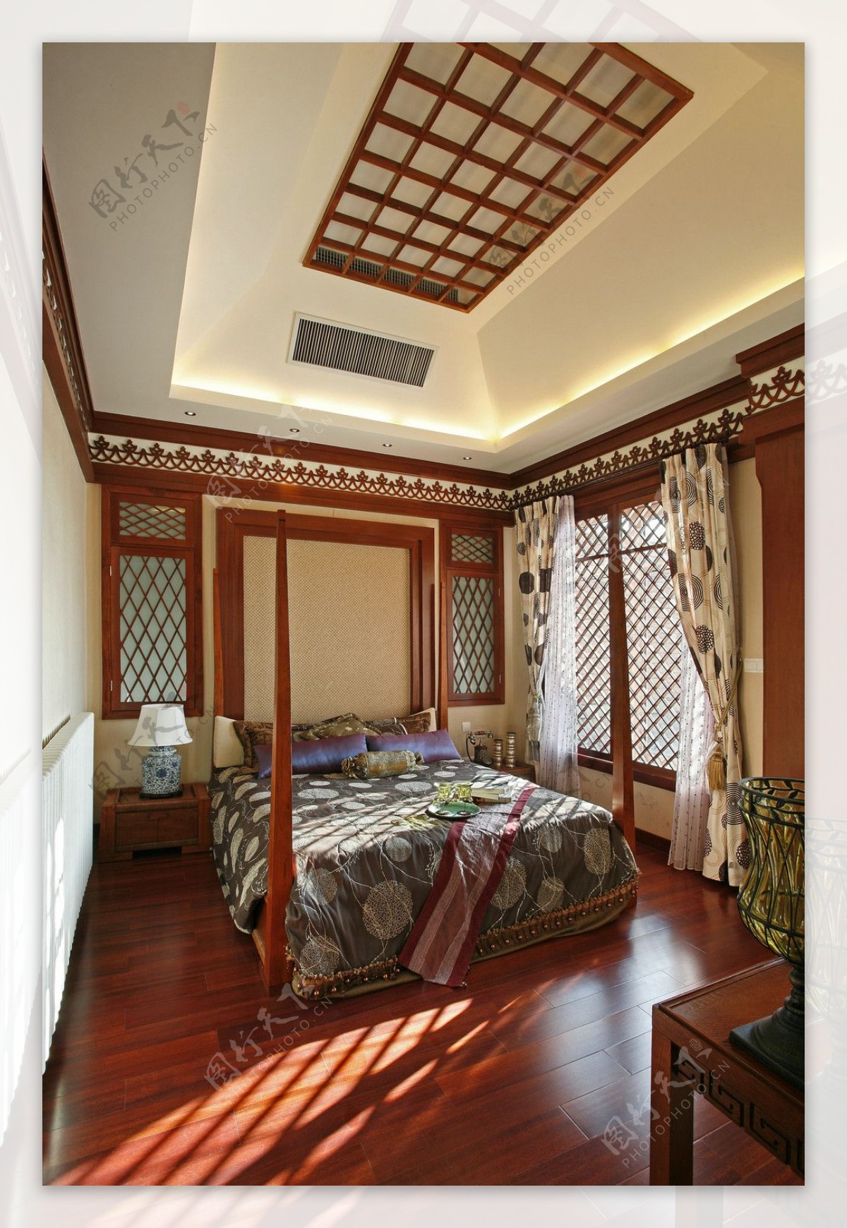 中式风情花纹床品卧室室内装修效果图
