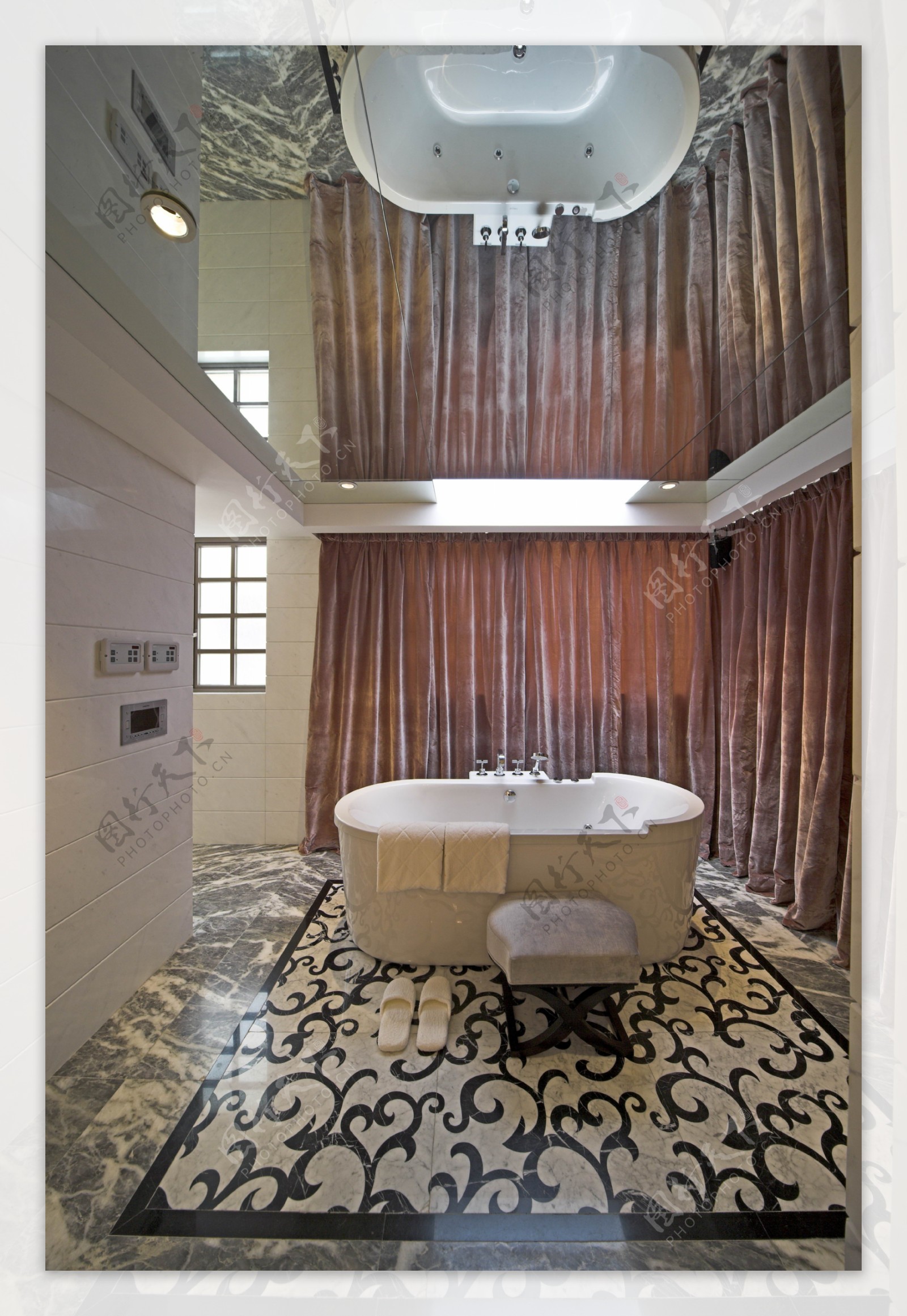 欧式风格大浴室花纹地板室内装修效果图