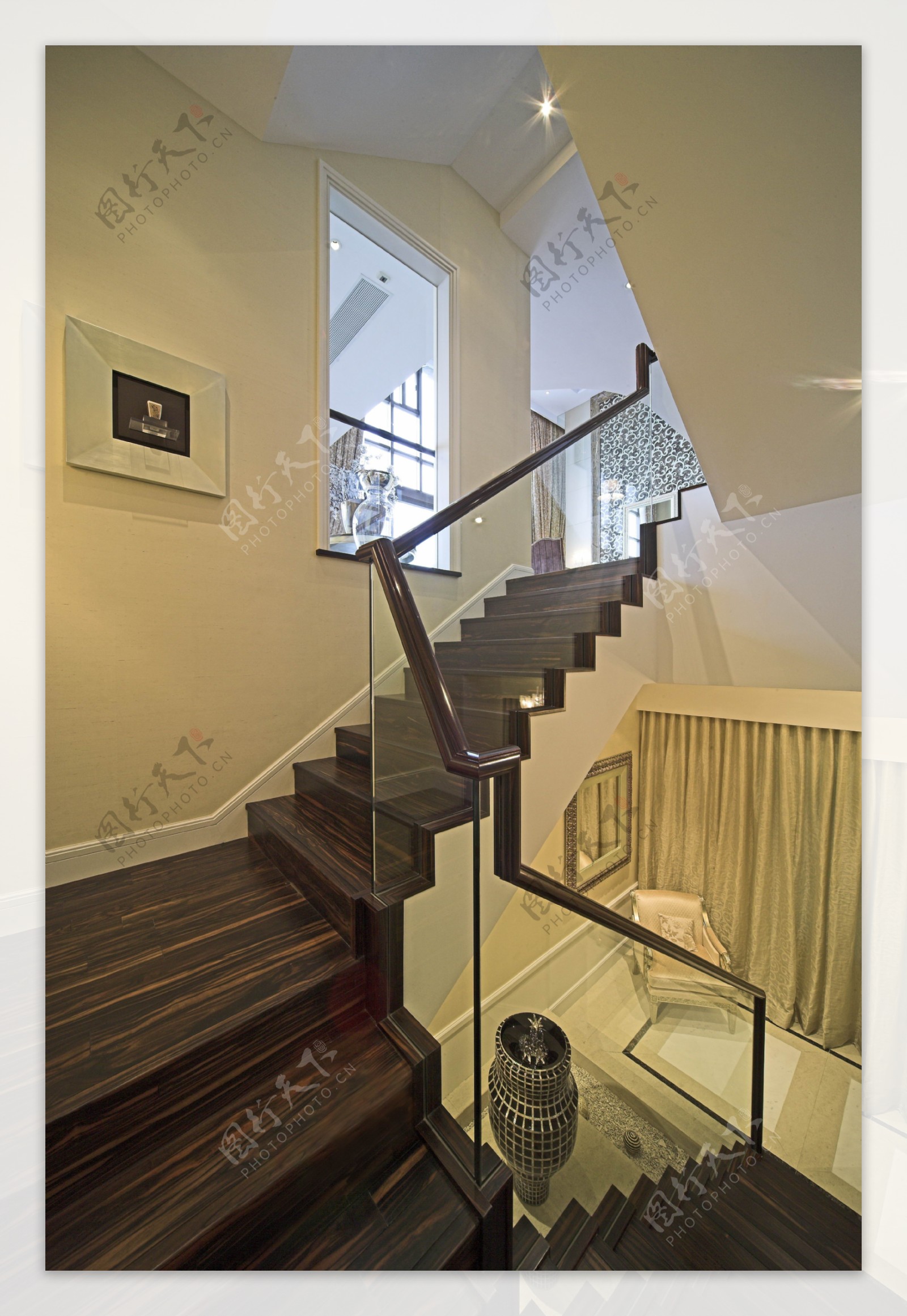 欧式客厅走廊深色楼梯室内装修效果图