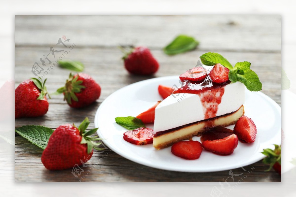 一个完整的双层奶油草莓裸蛋糕图片素材_免费下载_jpg图片格式_VRF高清图片500393911_摄图网