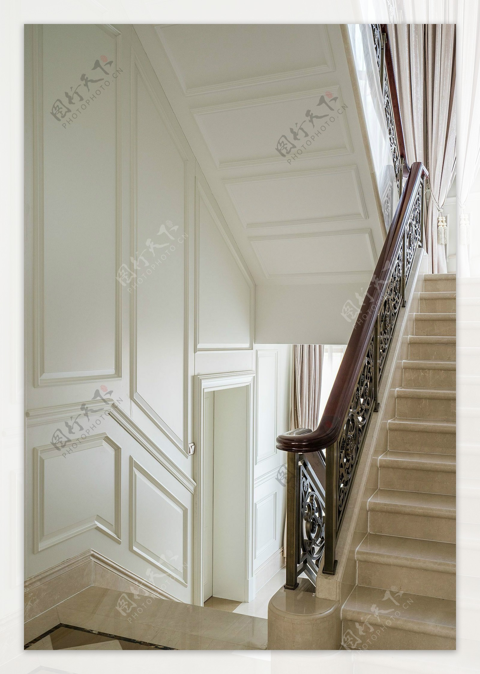 经典时尚欧式风格跃层楼梯装修效果图
