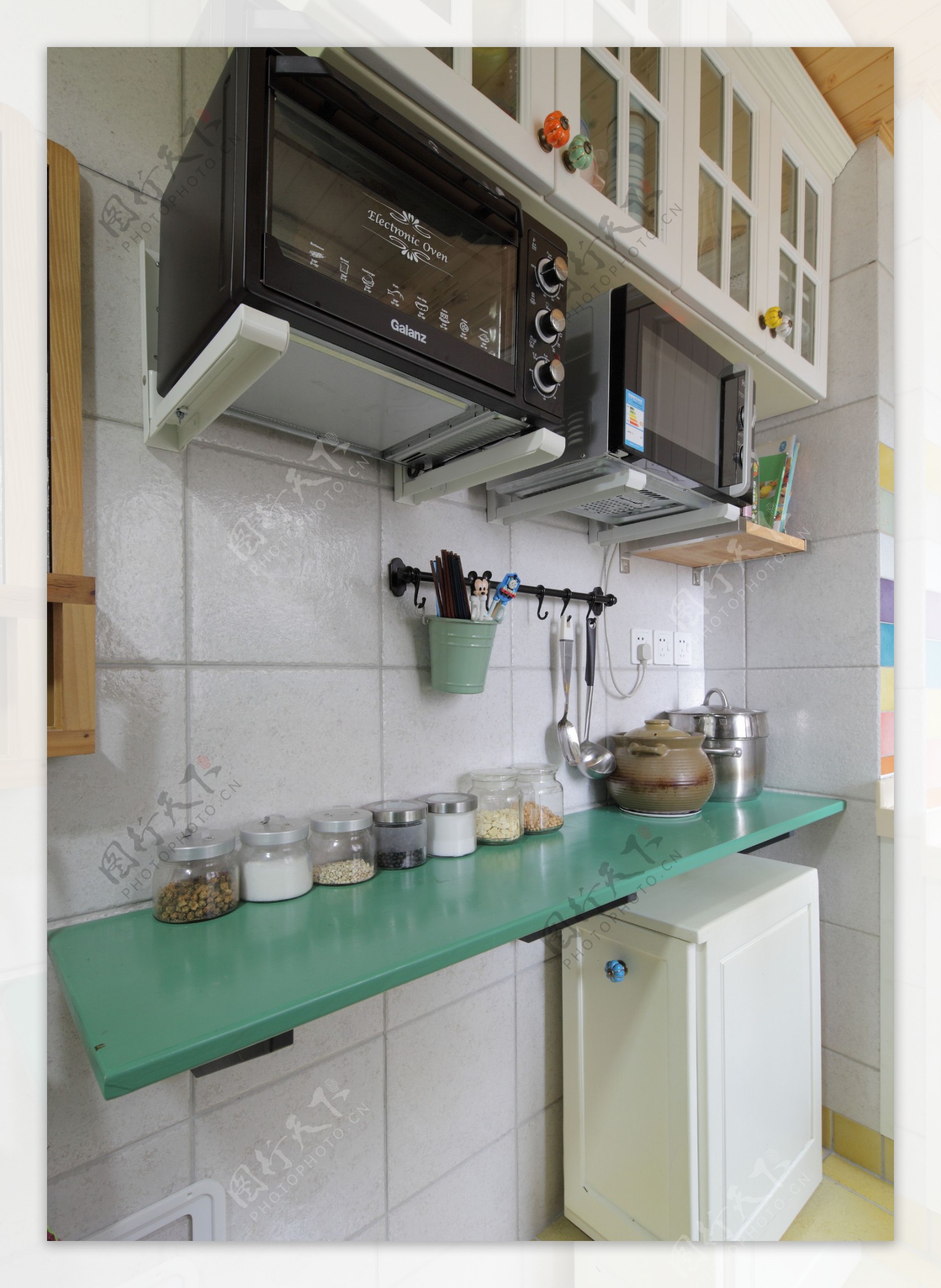 现代时尚简约风厨房隔板装修效果图