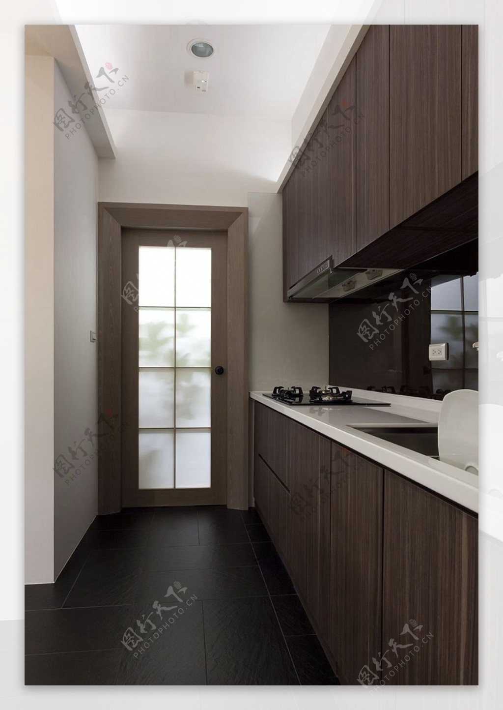 现代简约风室内设计厨房门走廊效果图