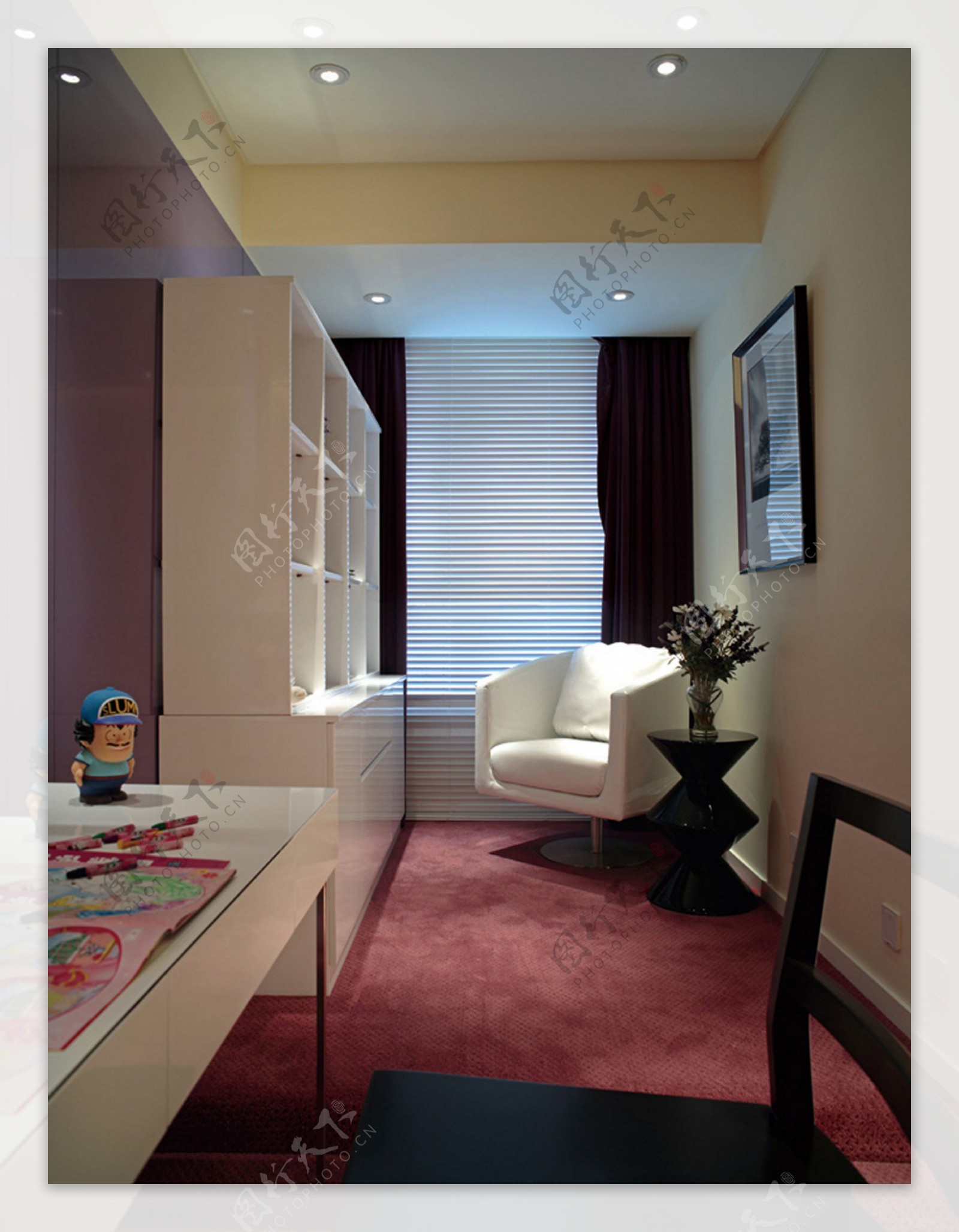 现代简约卧室白色单人沙发装修效果图