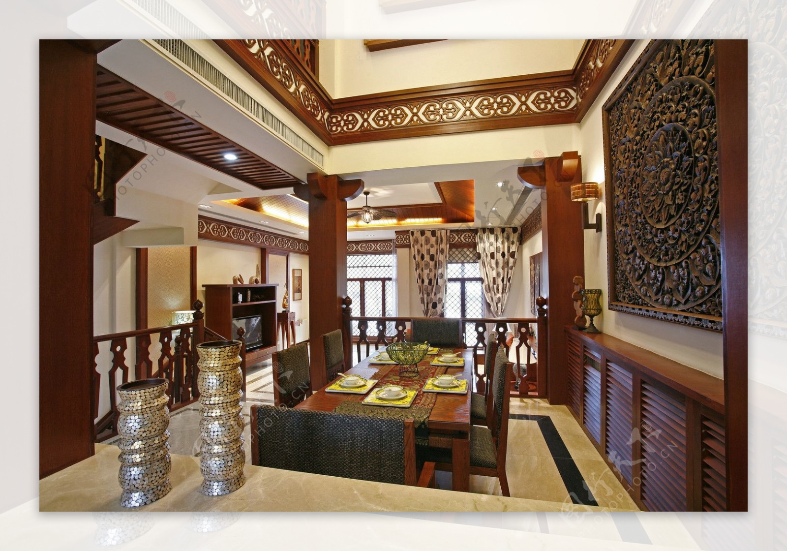 中式时尚大户型客厅木制背景墙室内装修图