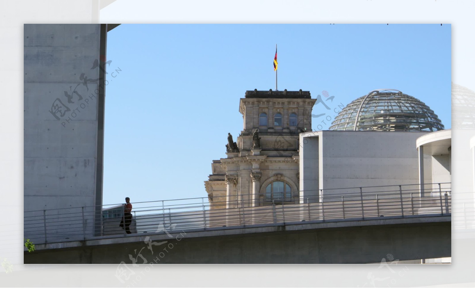 男人俯视德国国会大厦