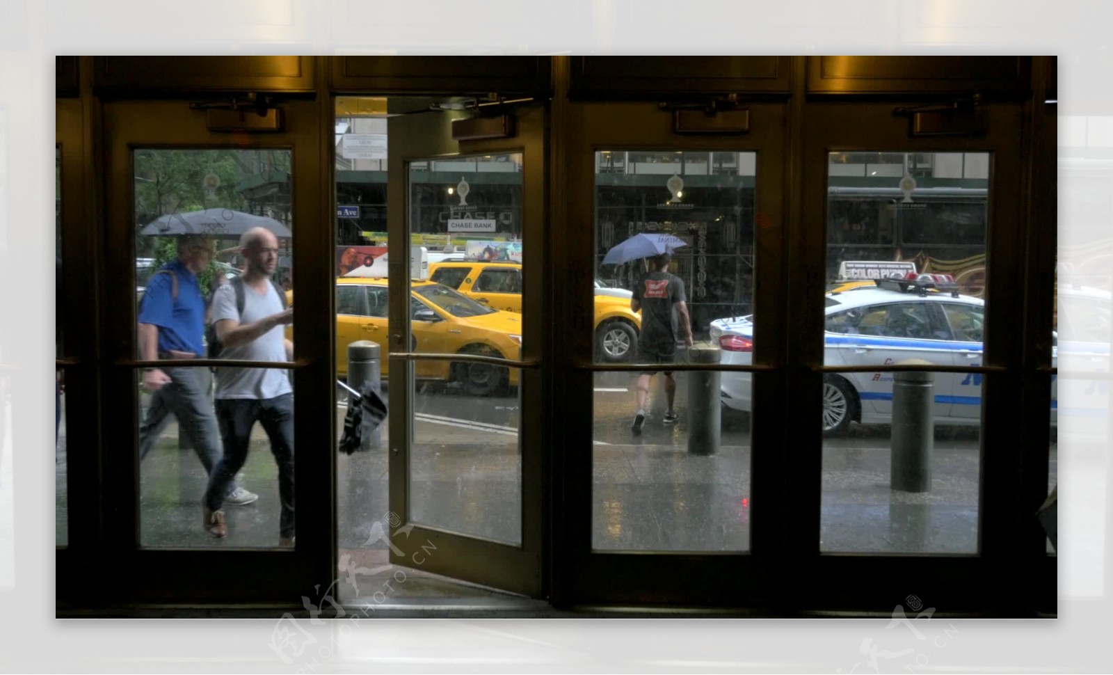 纽约一幢大楼外的大雨