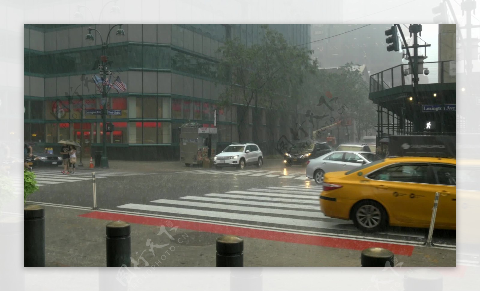 在恶劣的纽约天气里人们在出租车里奔跑
