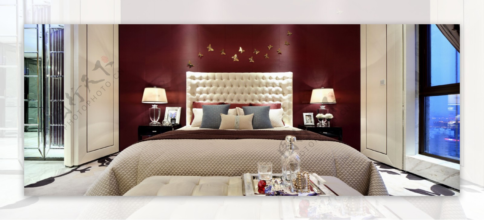 浪漫温馨卧室酒红色背景墙室内装修效果图